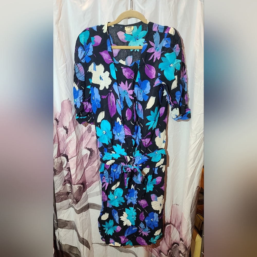 Vintage blue flower dress Lady tag say size 10 but it's vintage...very pretty!
